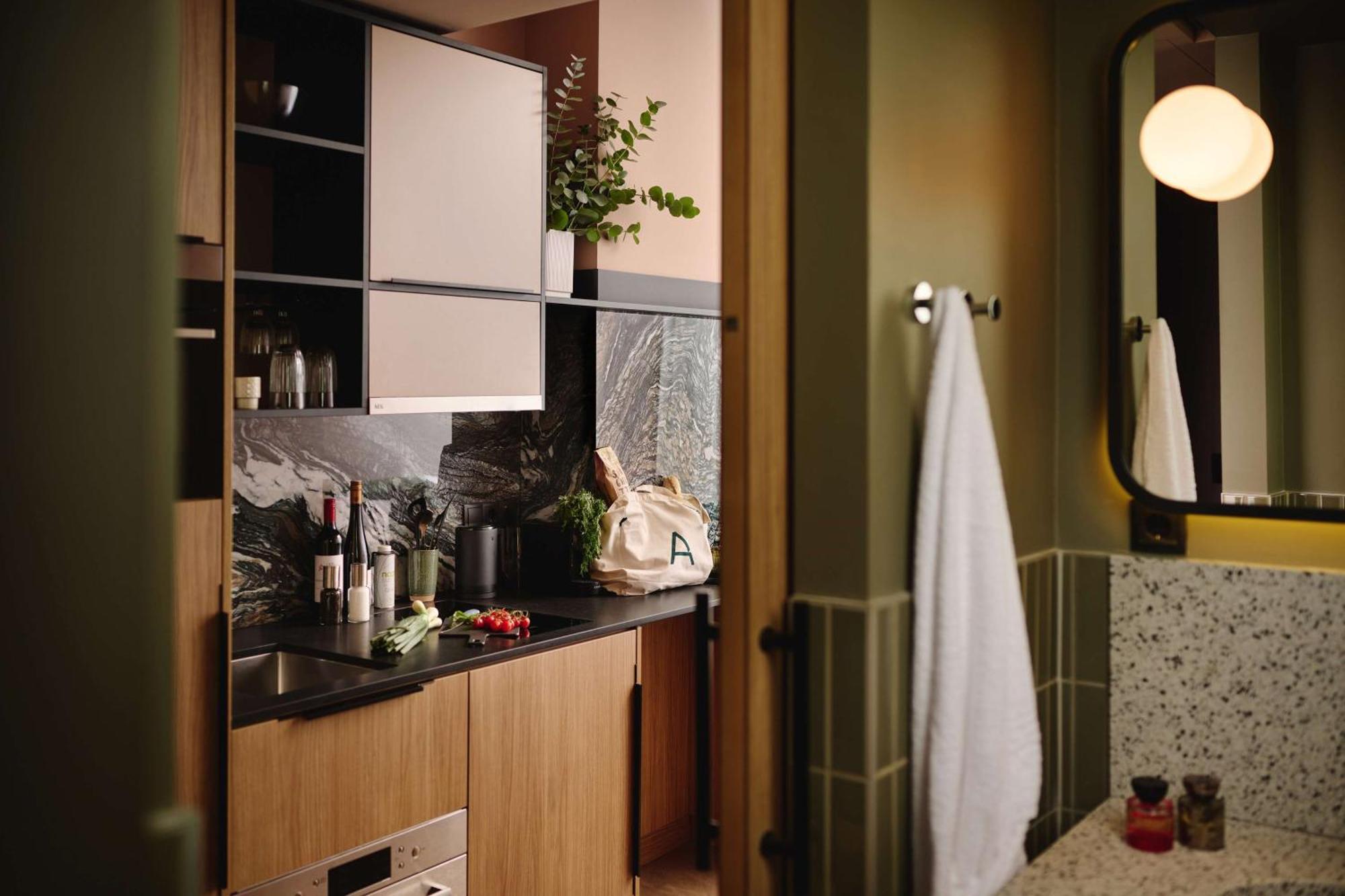 Studio,1648872988:JPEG